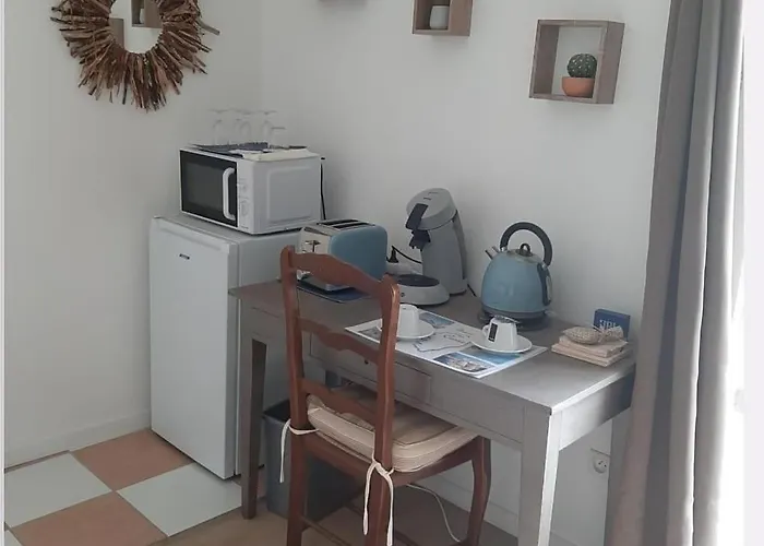 Cote Est Petit Dejeuner فندق مبيت وإفطار *